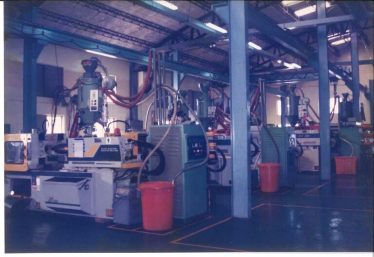 1990.1 工程塑膠自動成型機