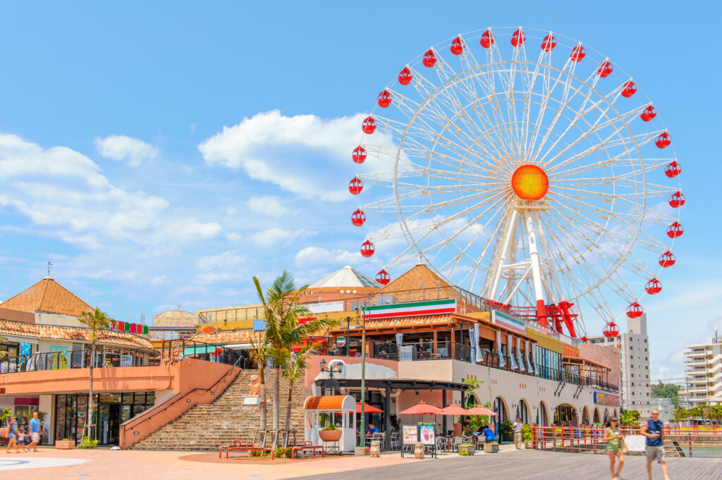 American,Village,With,A,Huge,Ferris,Wheel